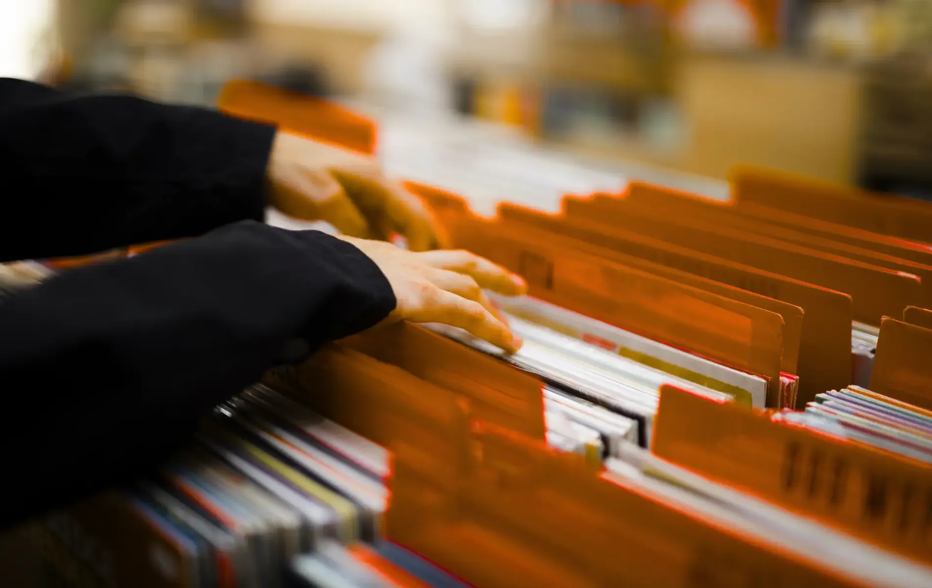 Akten in einem Archiv mit organisierten Aktenordnern auf Regalen