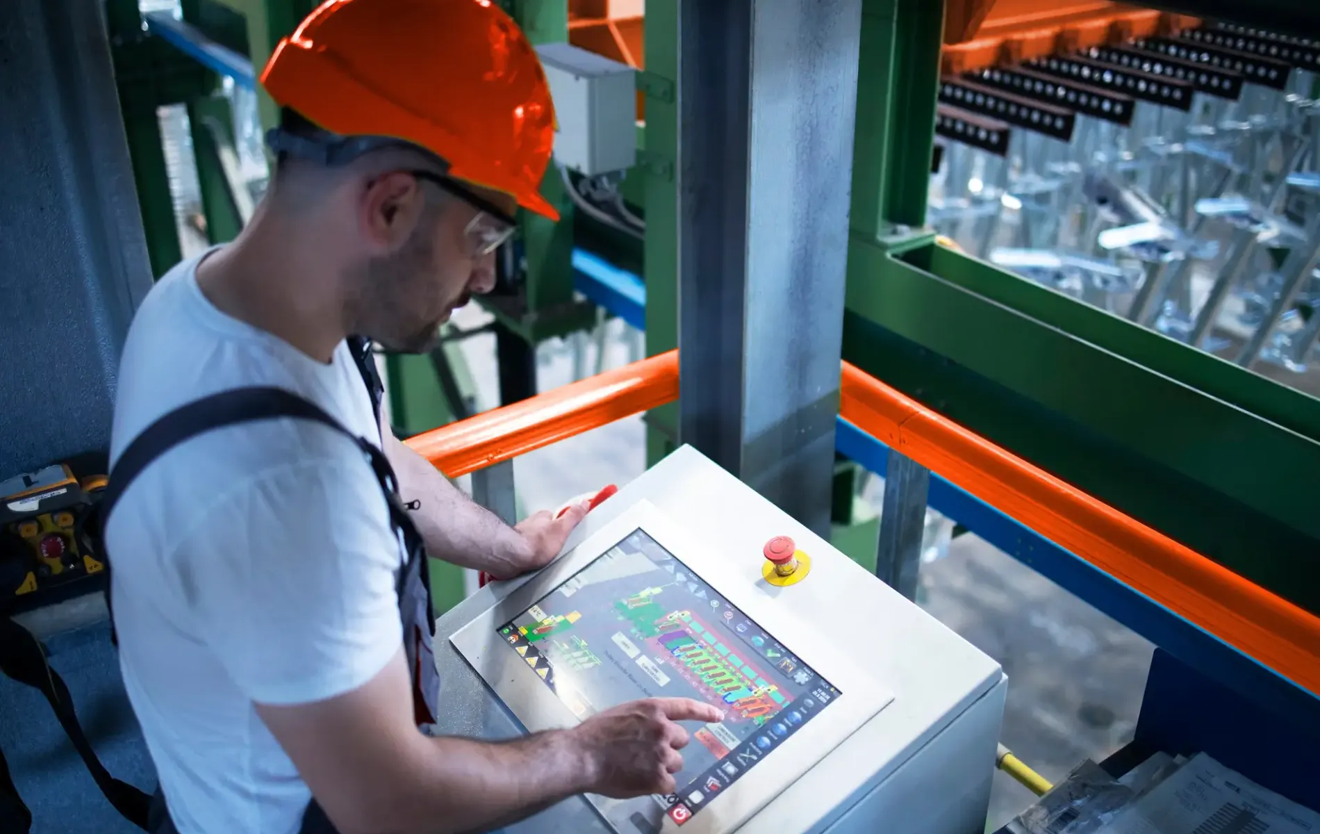 Arbeiter bedient Maschinen in IoT-vernetzter Fabrik