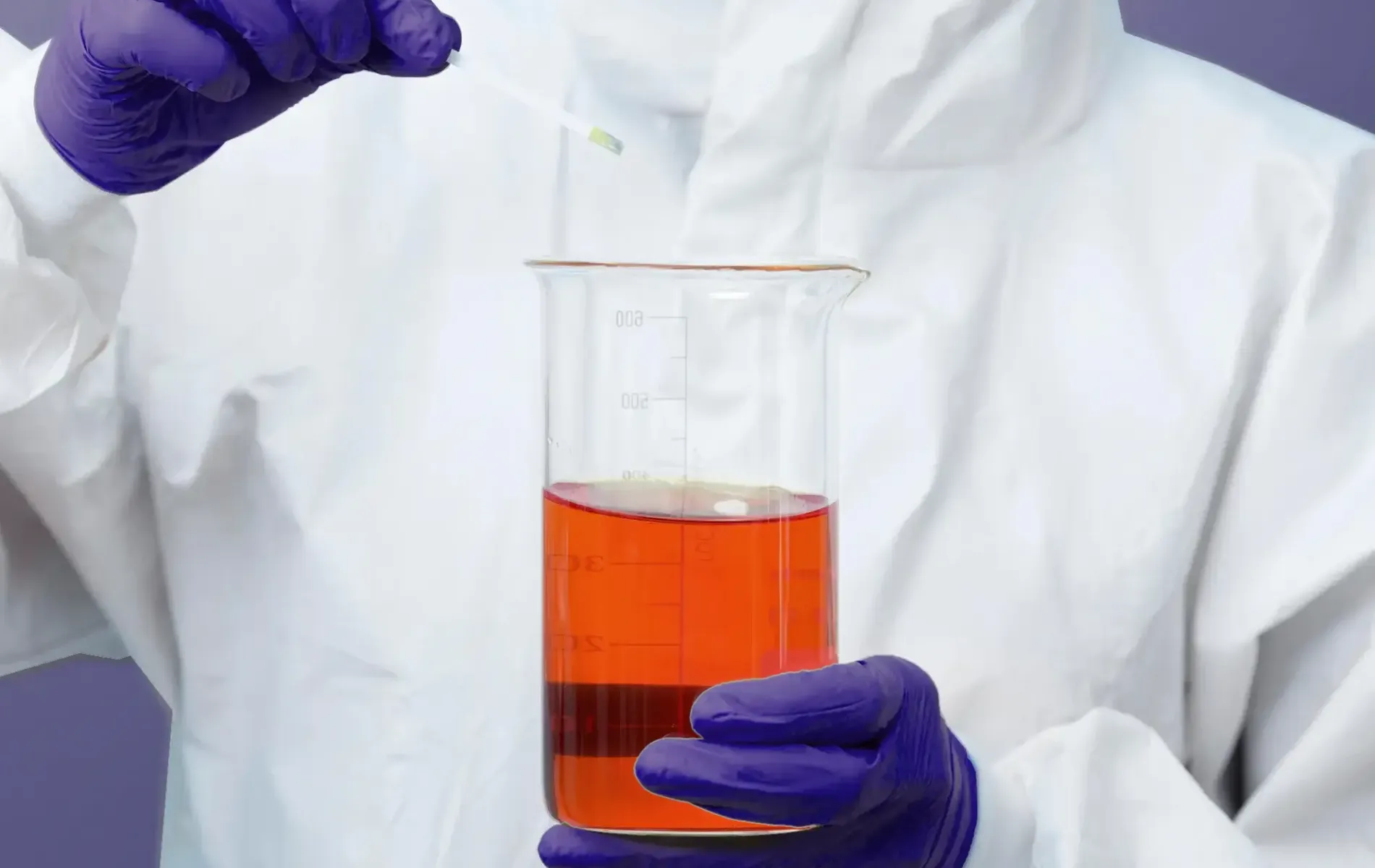 Geschlossener Entwicklungsprozess im pharmazeutischen Forschungslabor mit Wissenschaftlern bei der Arzneimittelentwicklung