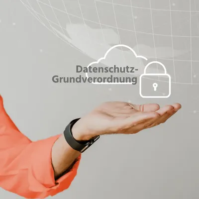 Hand präsentiert DSGVO-Symbol mit Cloud und Schloss als Hinweis auf Datenschutz und Datensicherheit.