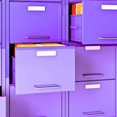 Offene lila Aktenschubladen gefüllt mit farbigen Papierordnern, die klassische physische Archivierung symbolisieren.