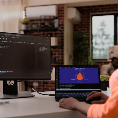 Frau am Arbeitsplatz analysiert Spinnendiagramm zur Visualisierung von Geschäftsdaten