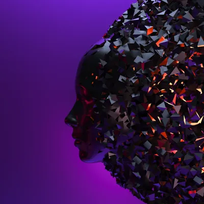 Abstrakter Kopf aus dunklen polygonalen Fragmenten vor violettem Hintergrund