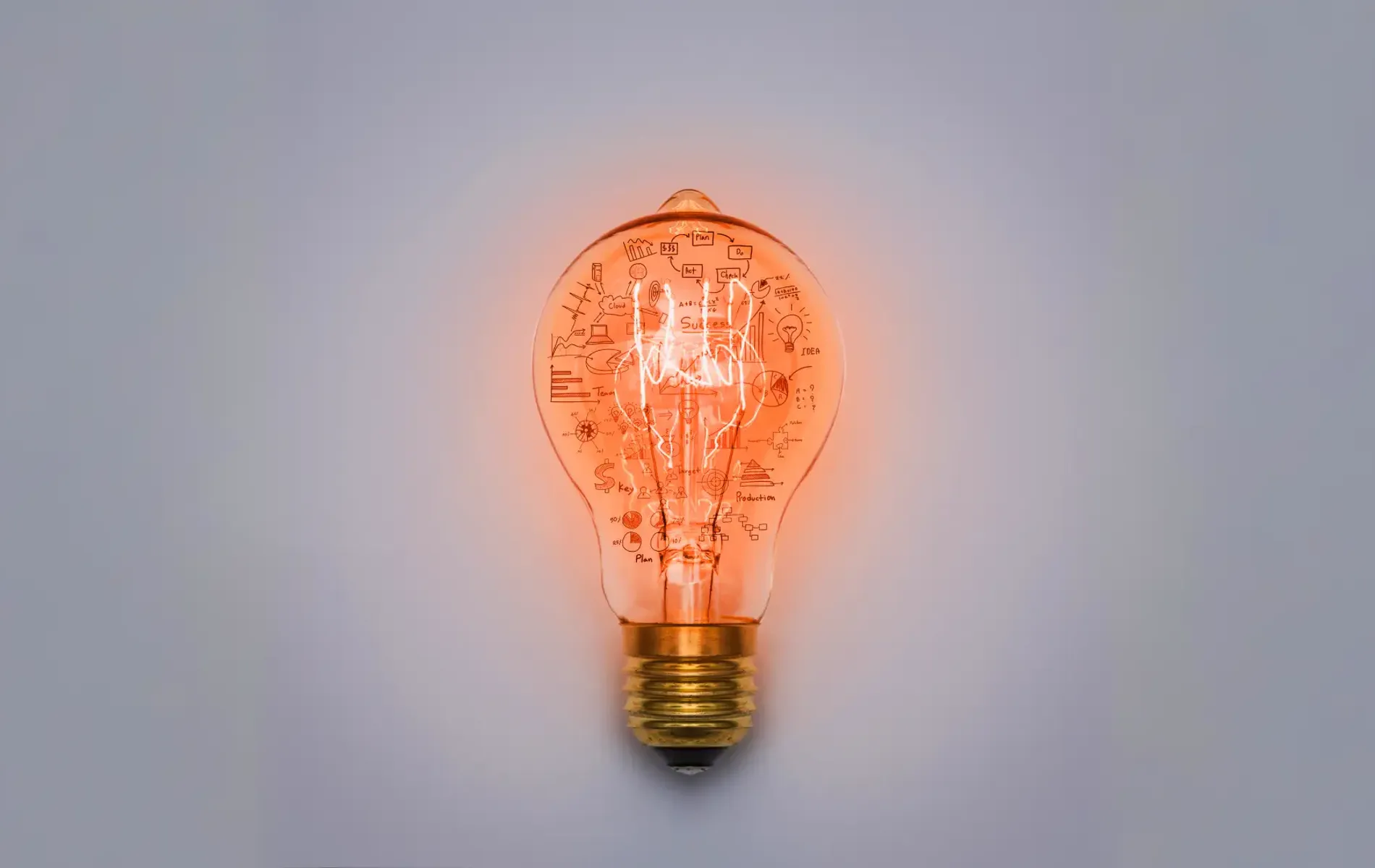 Glühbirne gefüllt mit Wissenssymbolen als Darstellung von Ideen und Weisheit