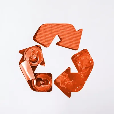 Recycling-Symbol aus orangefarbenen Pfeilen, gefüllt mit gepresstem Metall und Plastik auf weißem Hintergrund
