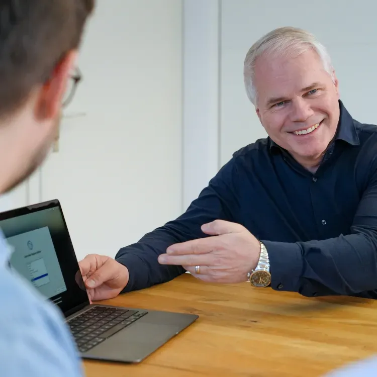 Unternehmens-Software Landingpage mit Übersicht der Geschäftsfunktionen