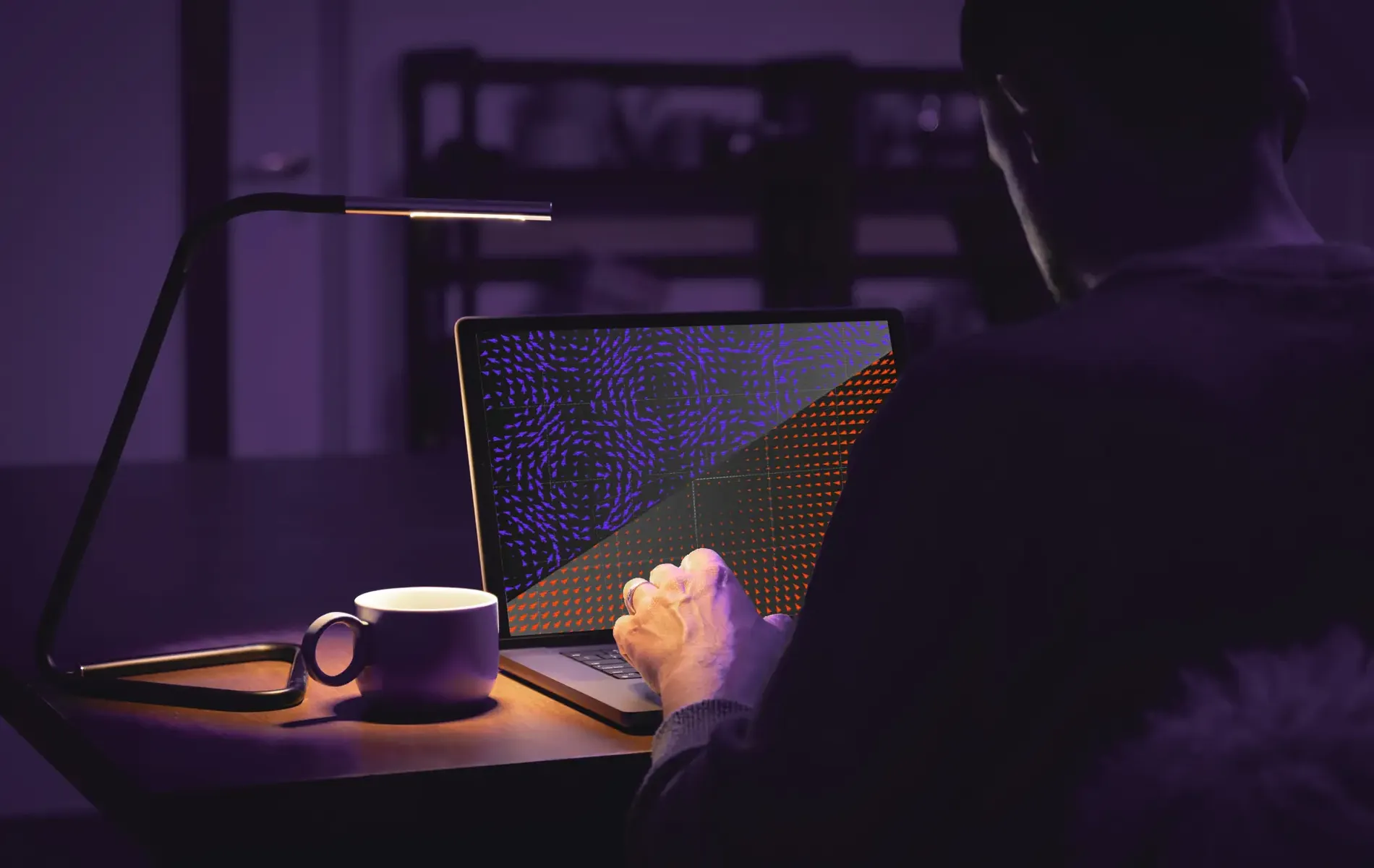 Laptop-Bildschirm mit Vergleich zwischen guten und schlechten KI-Prompts