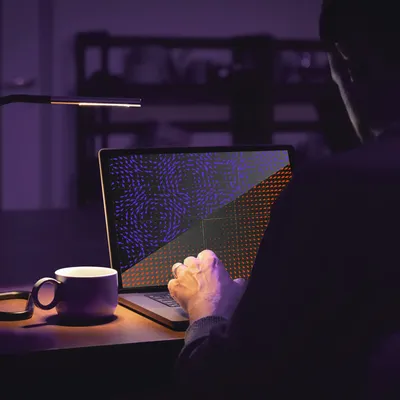 Laptop-Bildschirm mit zwei unterschiedlich farbigen Mustern, als visualisierung eines Vergleichs zwischen guten und schlechten KI-Prompts