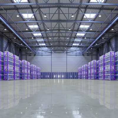 Modernes Logistikwarenhaus mit Hochregalsystemen für effiziente Lagerung