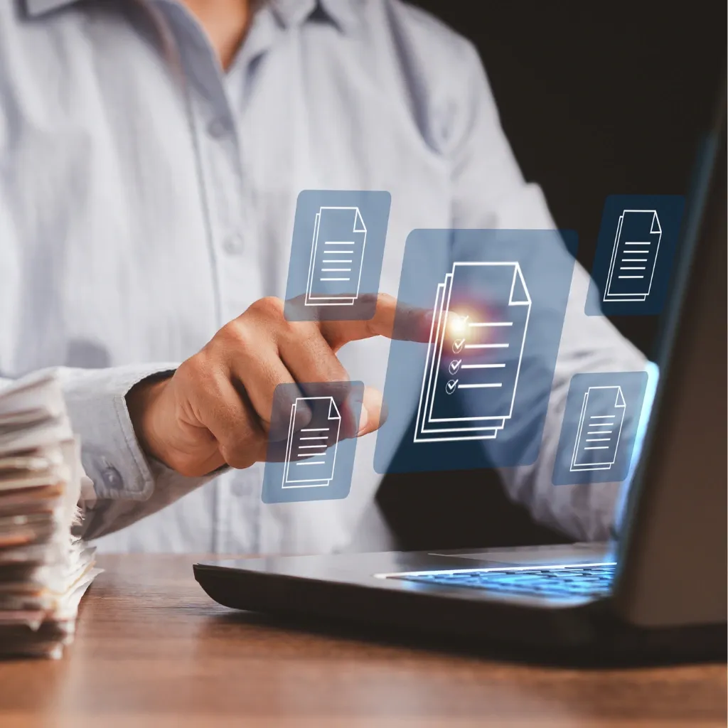 Mann tippt auf digitale Dokumente dargestellt als Hologram welche sein digitales Archiv repräsentieren