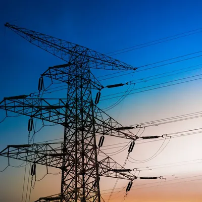 Hochspannungsleitung vor einem Sonnenuntergang