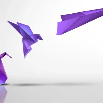 Die Origami-Figuren: Schwan, fliegender Vogel und Papierflugzeug – auf hellem, minimalistischem Hintergrund