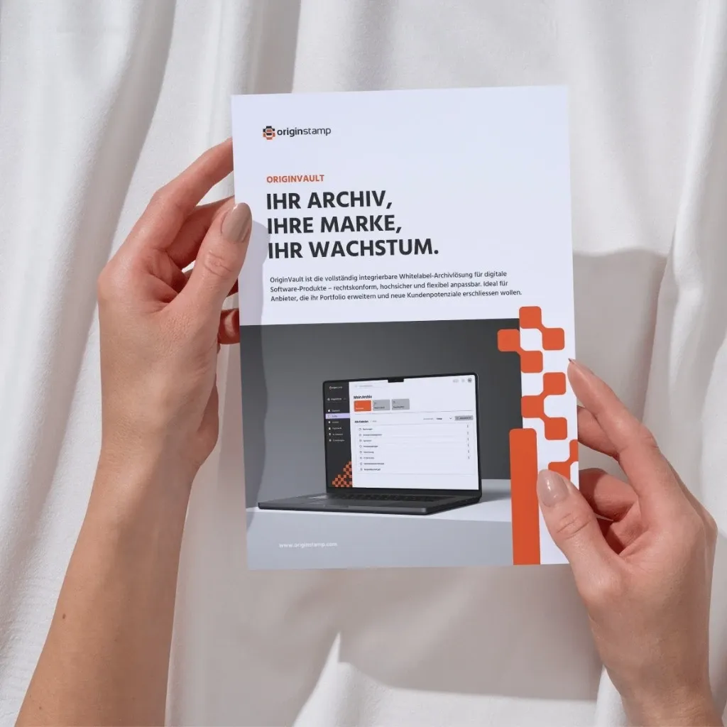 Zwei Hände halten ein Produktdatenblatt über die Archivierungslösung OriginVault