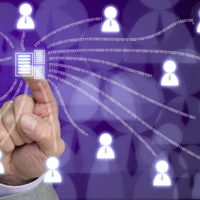 Digitale Vernetzung zeigt, wie Wissen zentral erfasst und an verschiedene Mitarbeitende verteilt wird.