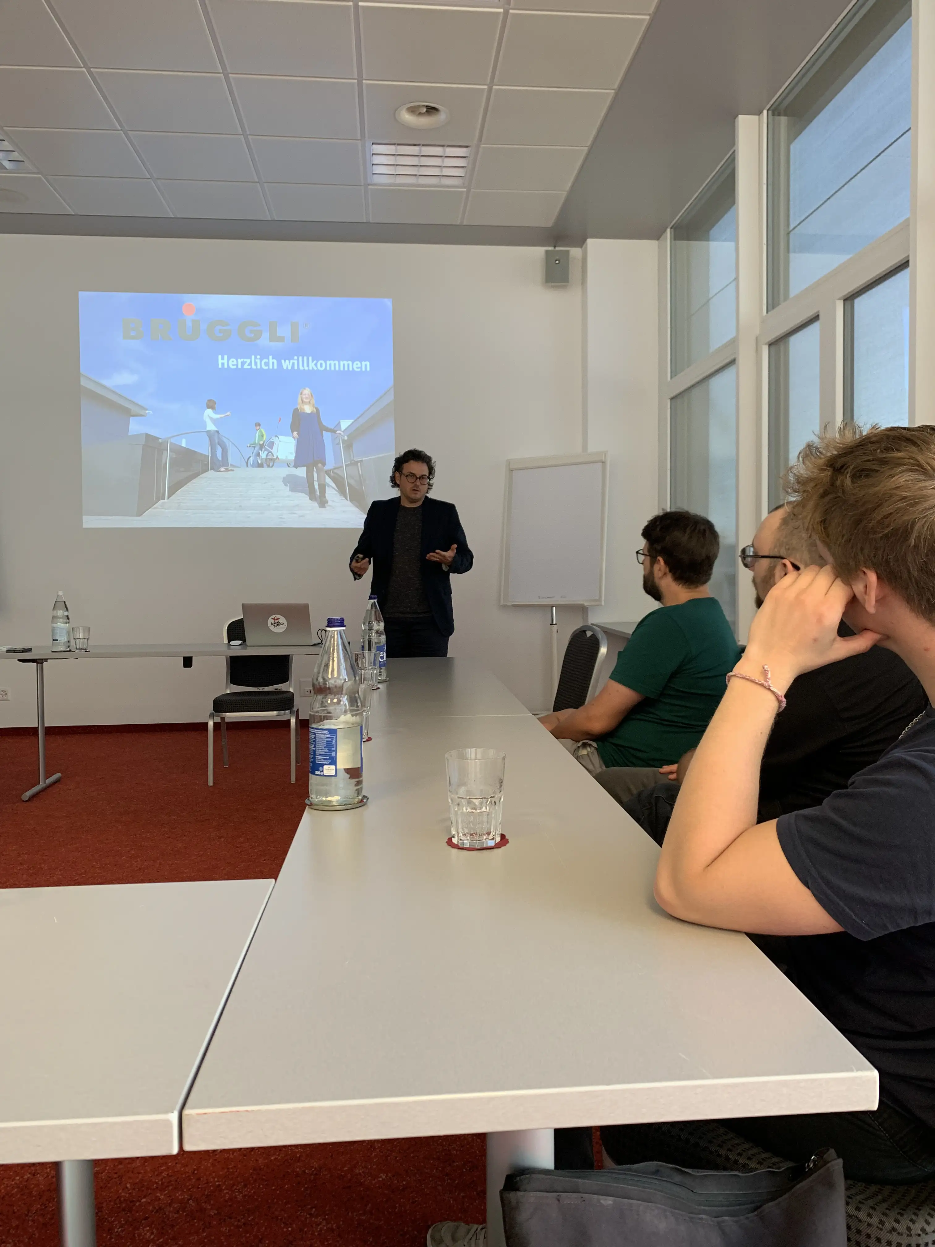 Team bei der Präsentation im Inklusionsbetrieb Brüggli – Einführung in soziale Unternehmensverantwortung und inklusive Arbeitsmodelle