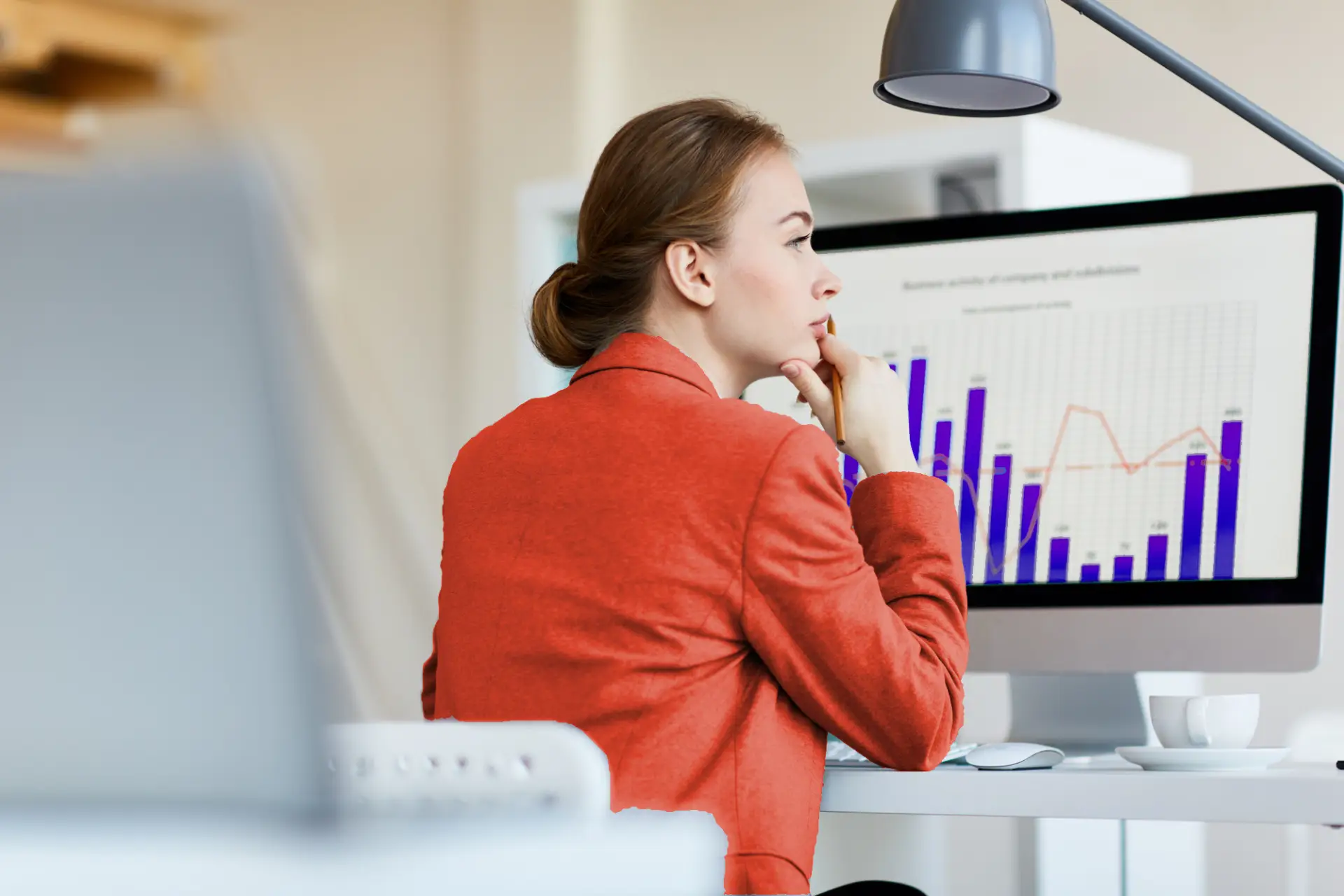 Angestellte macht an ihrem Computer predictive Analysis