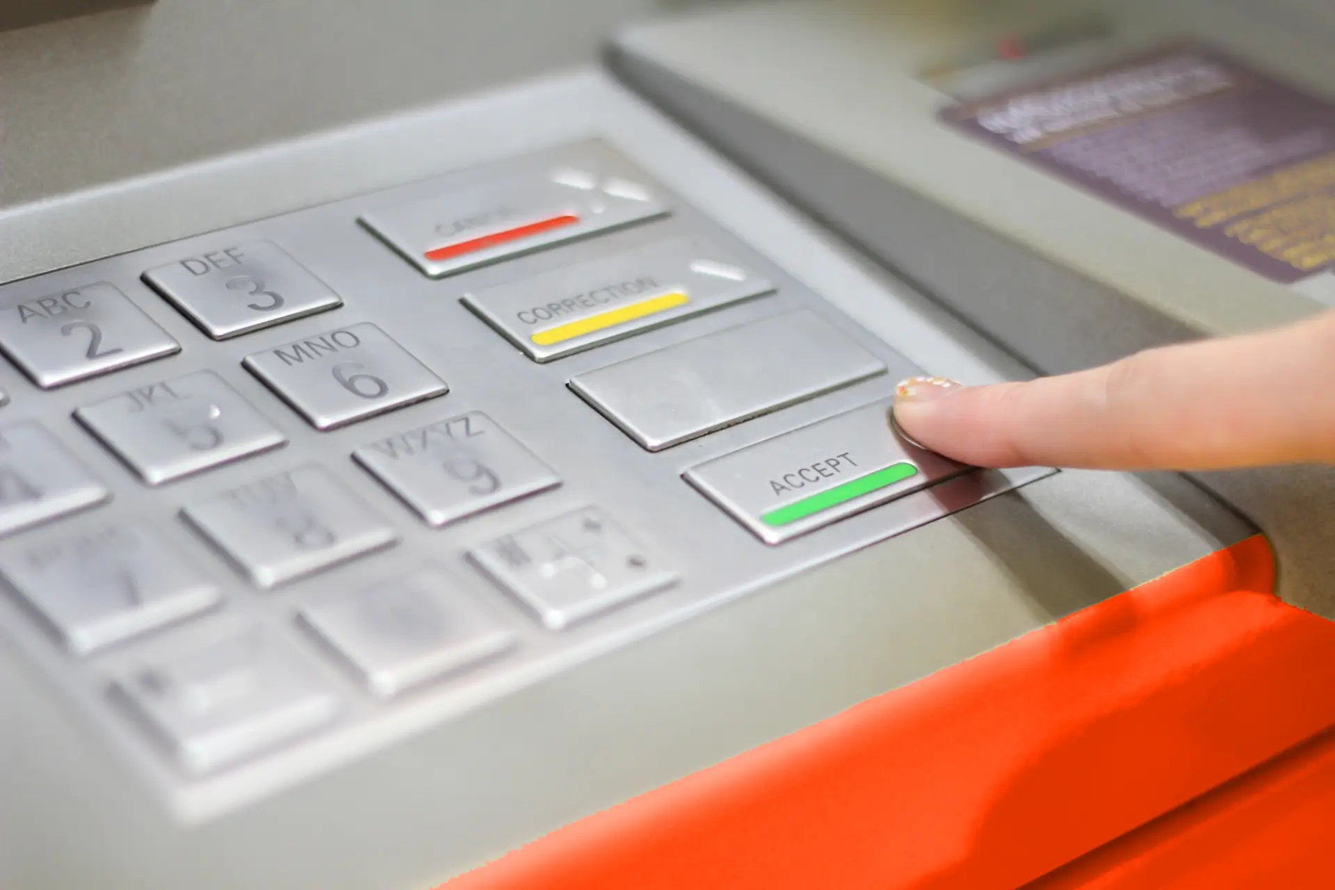 Geld von dritter Person unrechtmäßig abgehoben.