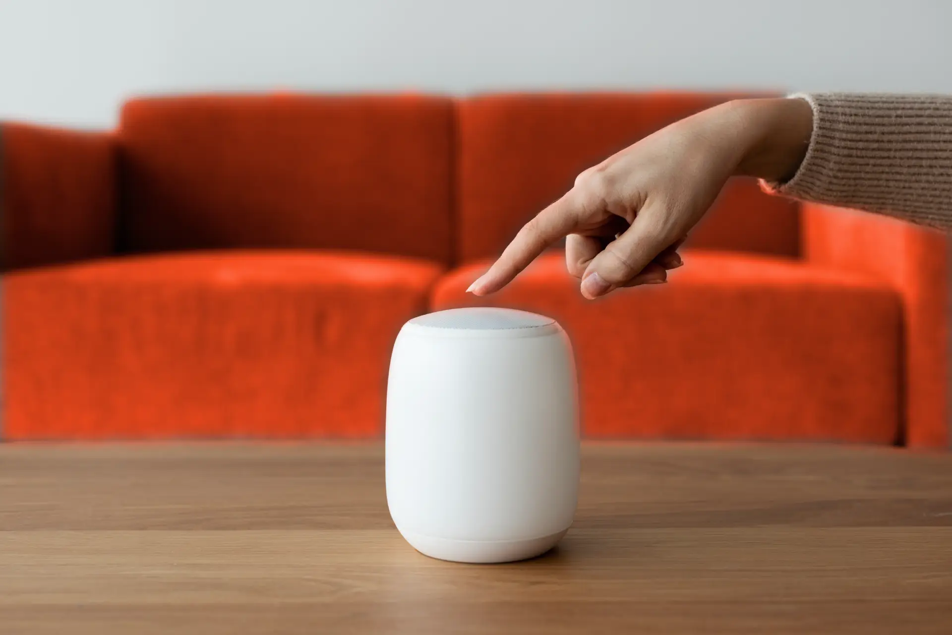 Smart Home Lautsprecher auf einem Wohnzimmertisch.