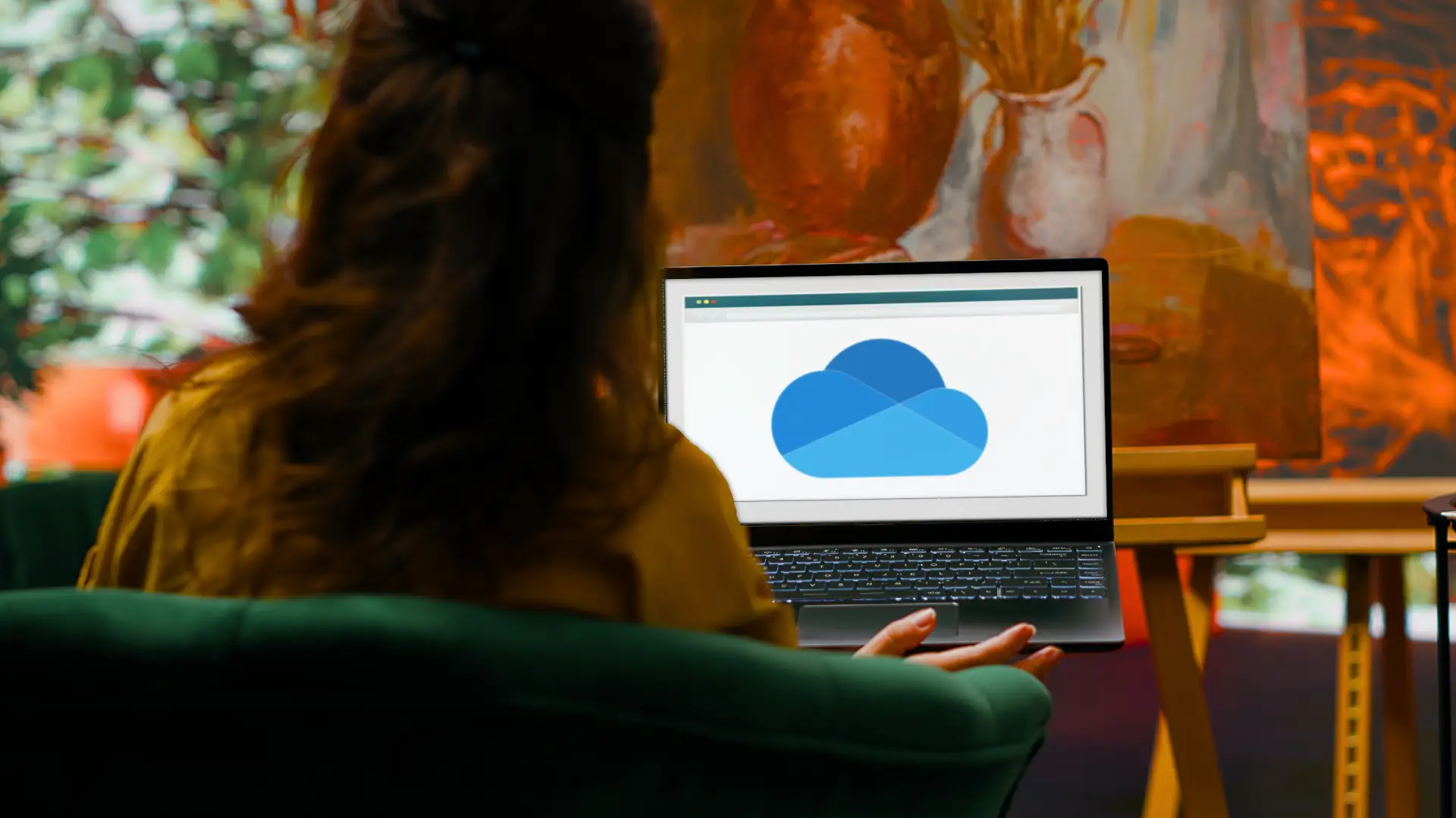 One Drive geöffnet auf dem Laptop einer Frau.