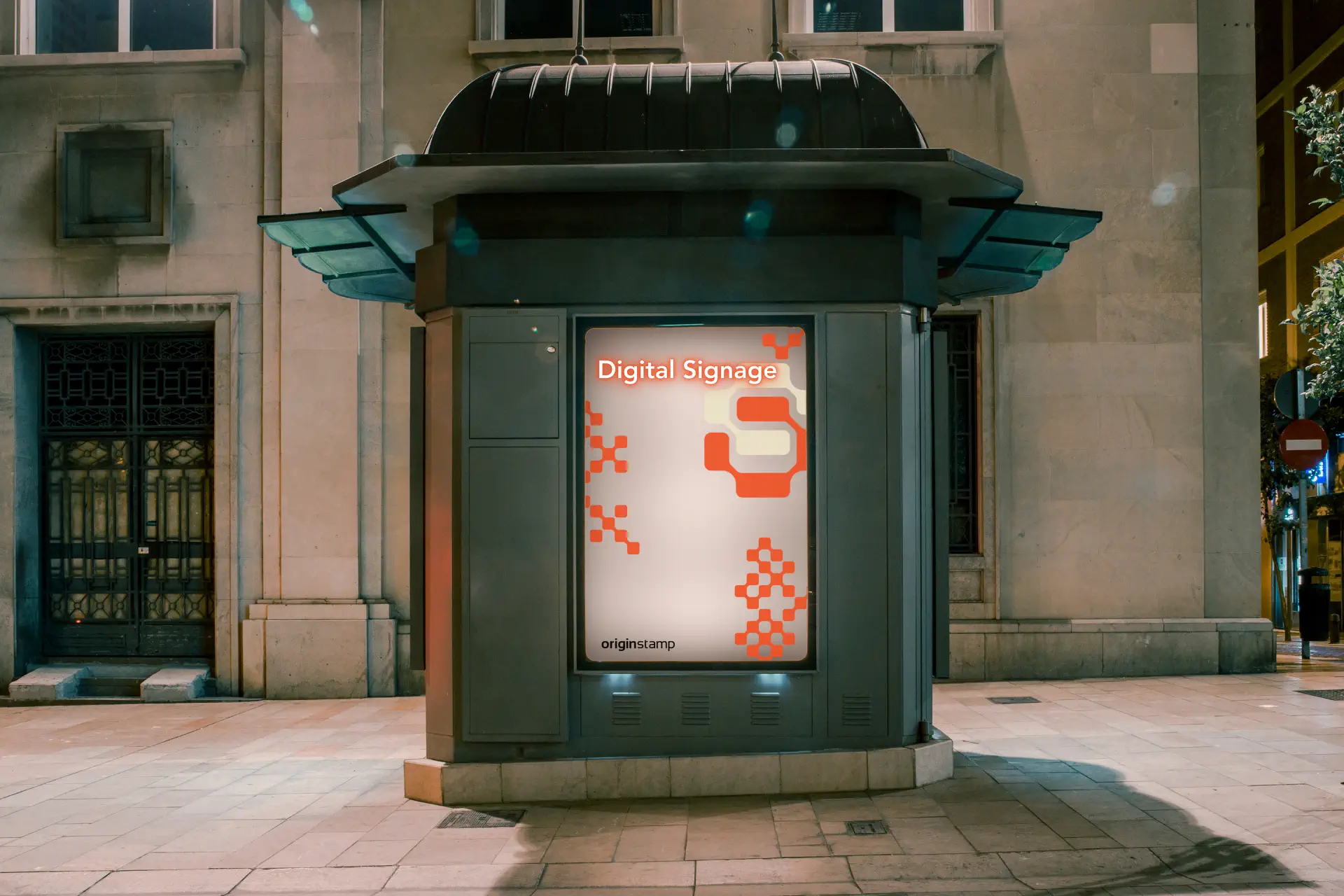 Digitale Werbefläche in urbaner Umgebung, die "Digital Signage" anzeigt.