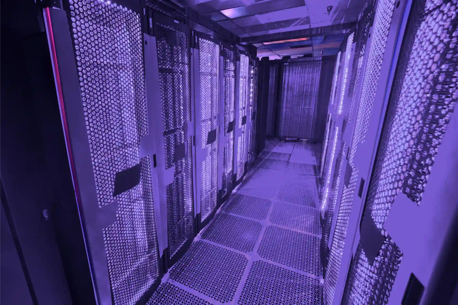 Lila beleuchteter Server Raum.