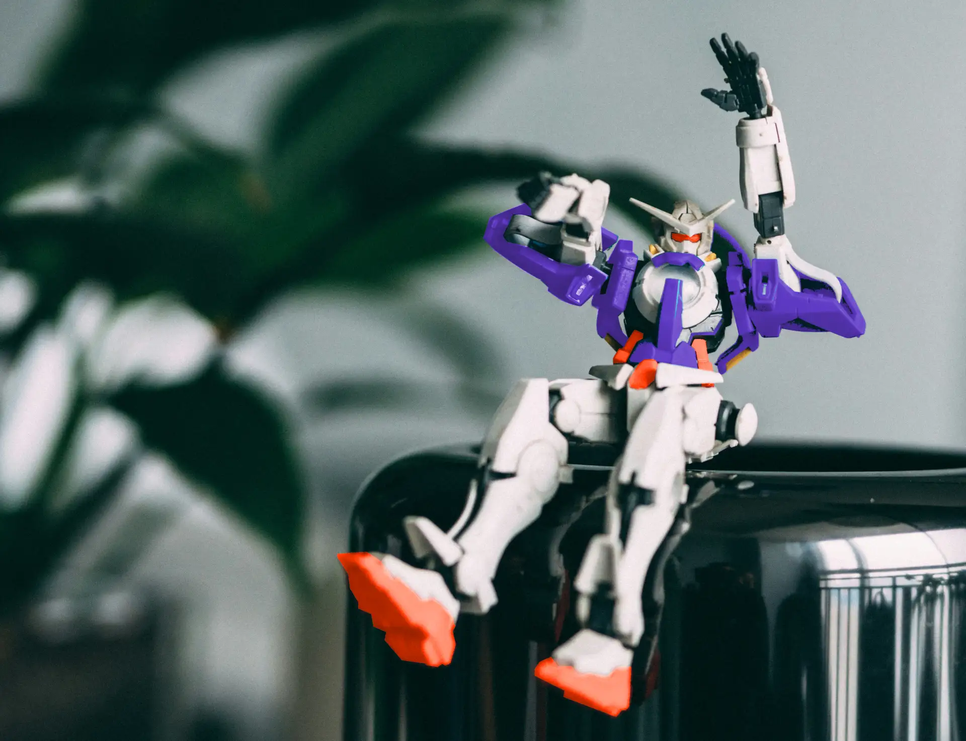 Transformer Modell mit Pflanze im Hintergrund.