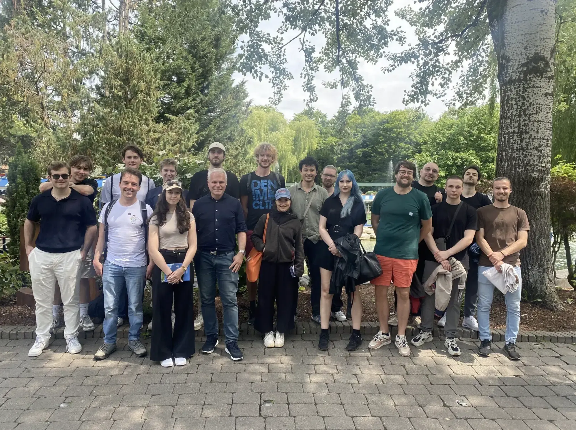 Gruppenbild mit dem ganzen Team