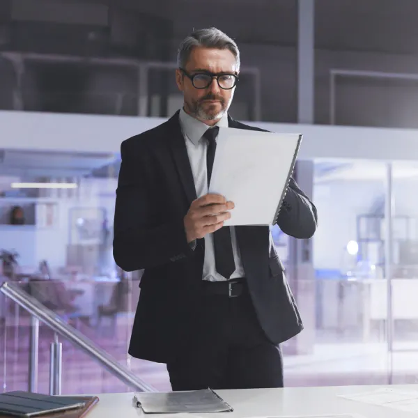 Geschäftsmann prüft Dokument im Büro