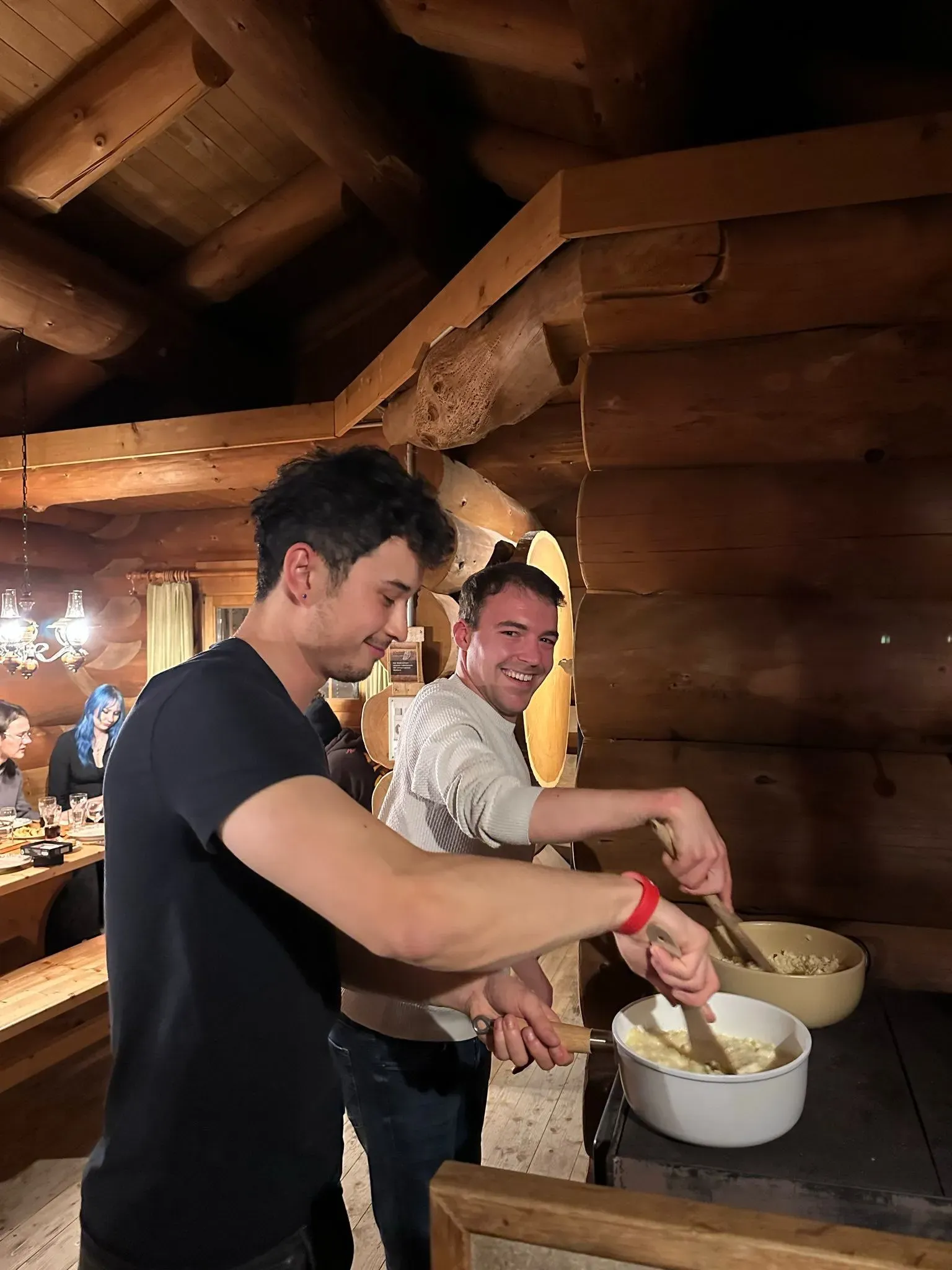 Fabi und Dani machen Fondue auf dem Holzofen
