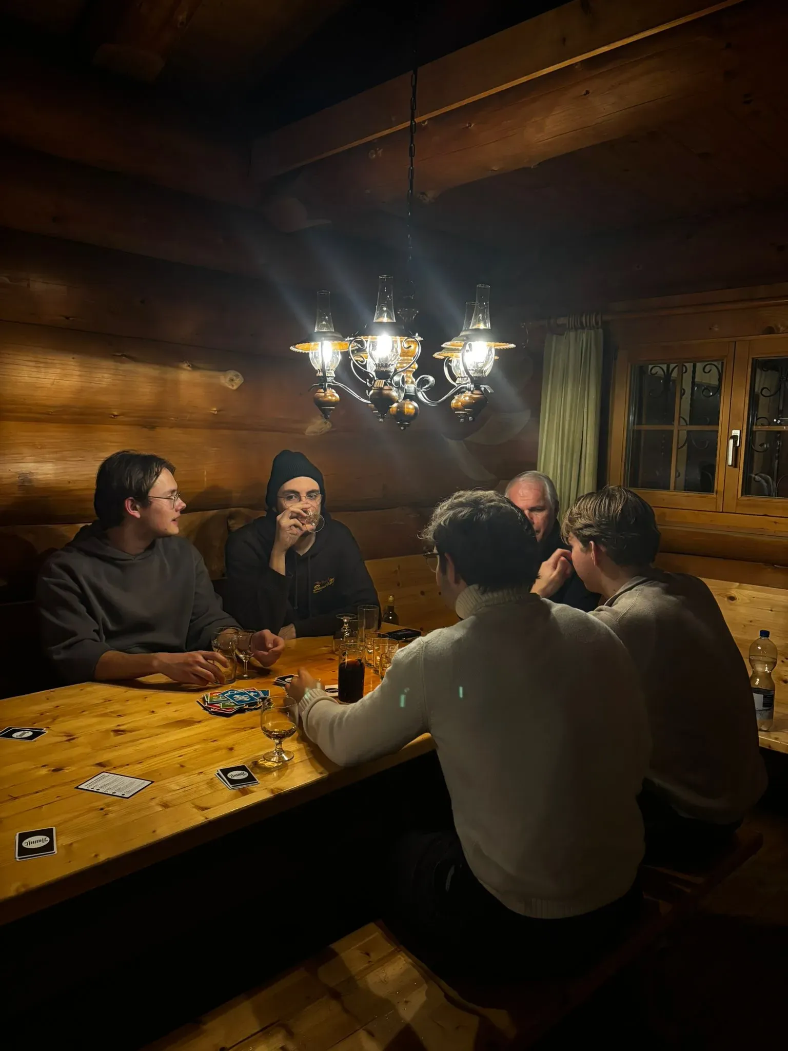 gruppe sitzt um Tisch