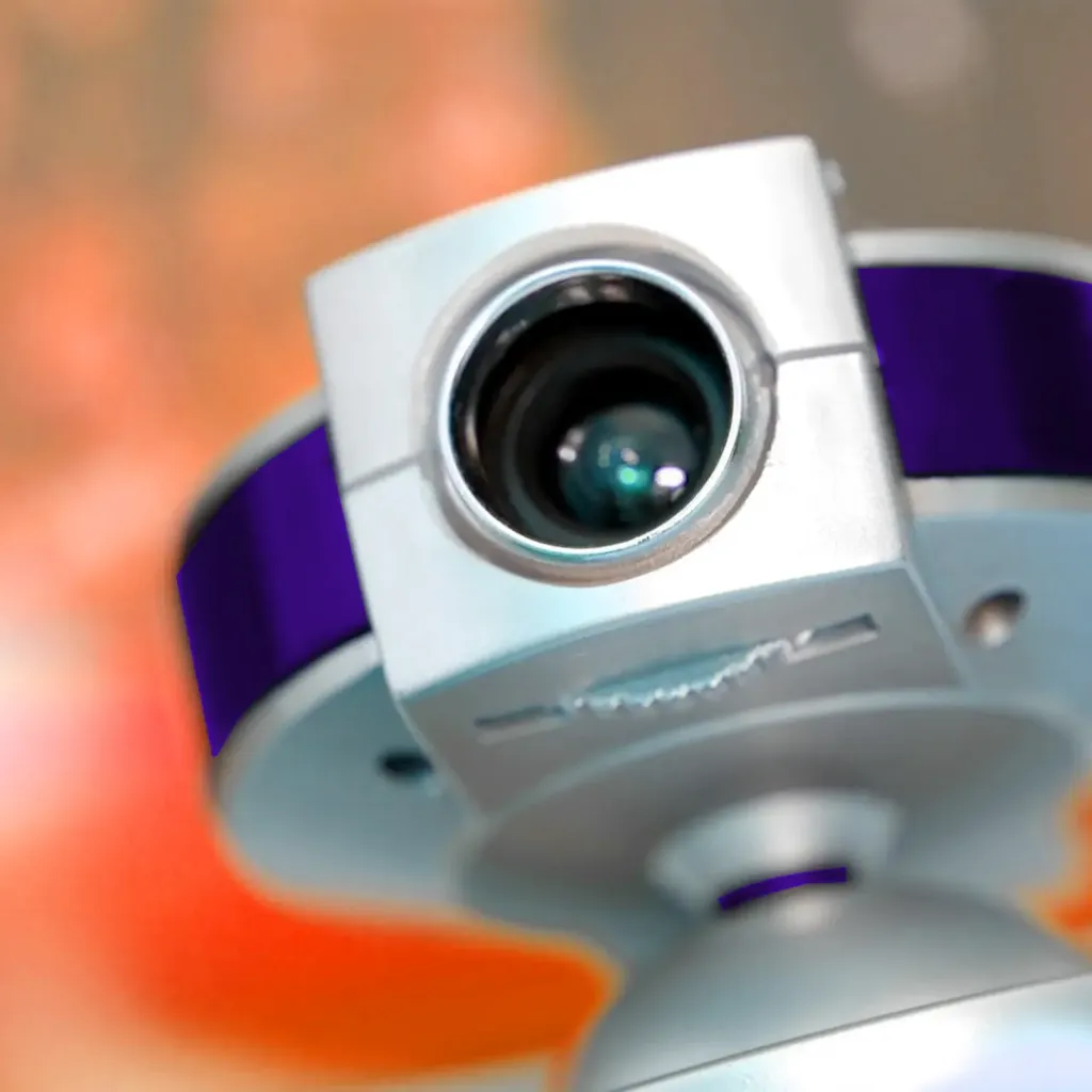 Eine Nahaufnahme einer silbernen und lila Webcam.