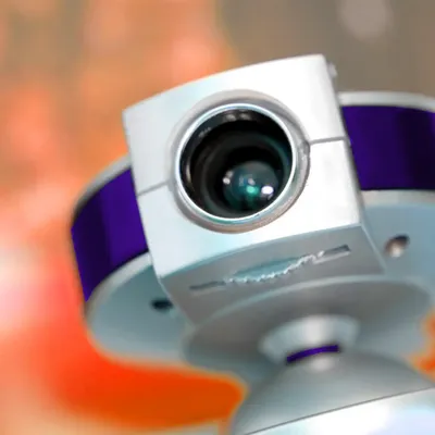 Eine Nahaufnahme einer silbernen und lila Webcam.