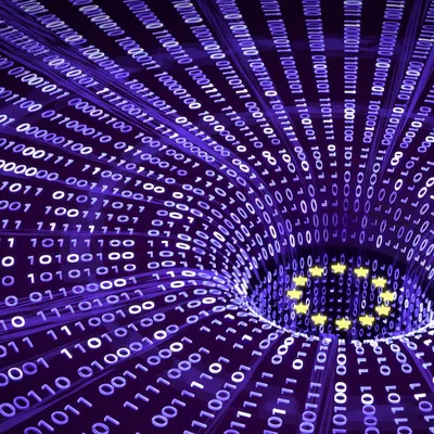 Ein lila Tunnel aus Binärcode führt zur EU-Flagge.