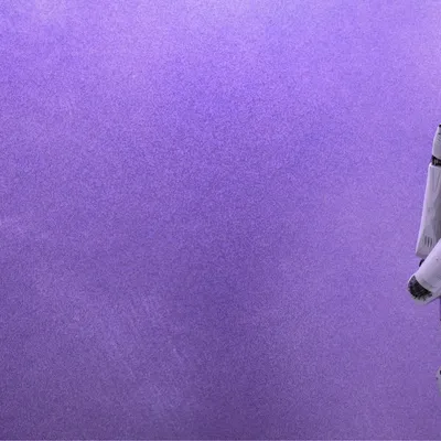 Ein weißer Roboter im Profil, nachdenklich mit der Hand am Kinn.