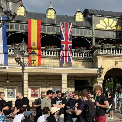 OriginStamp Team steht vor dem Eingang vom Europa-Park und unterhalten sich