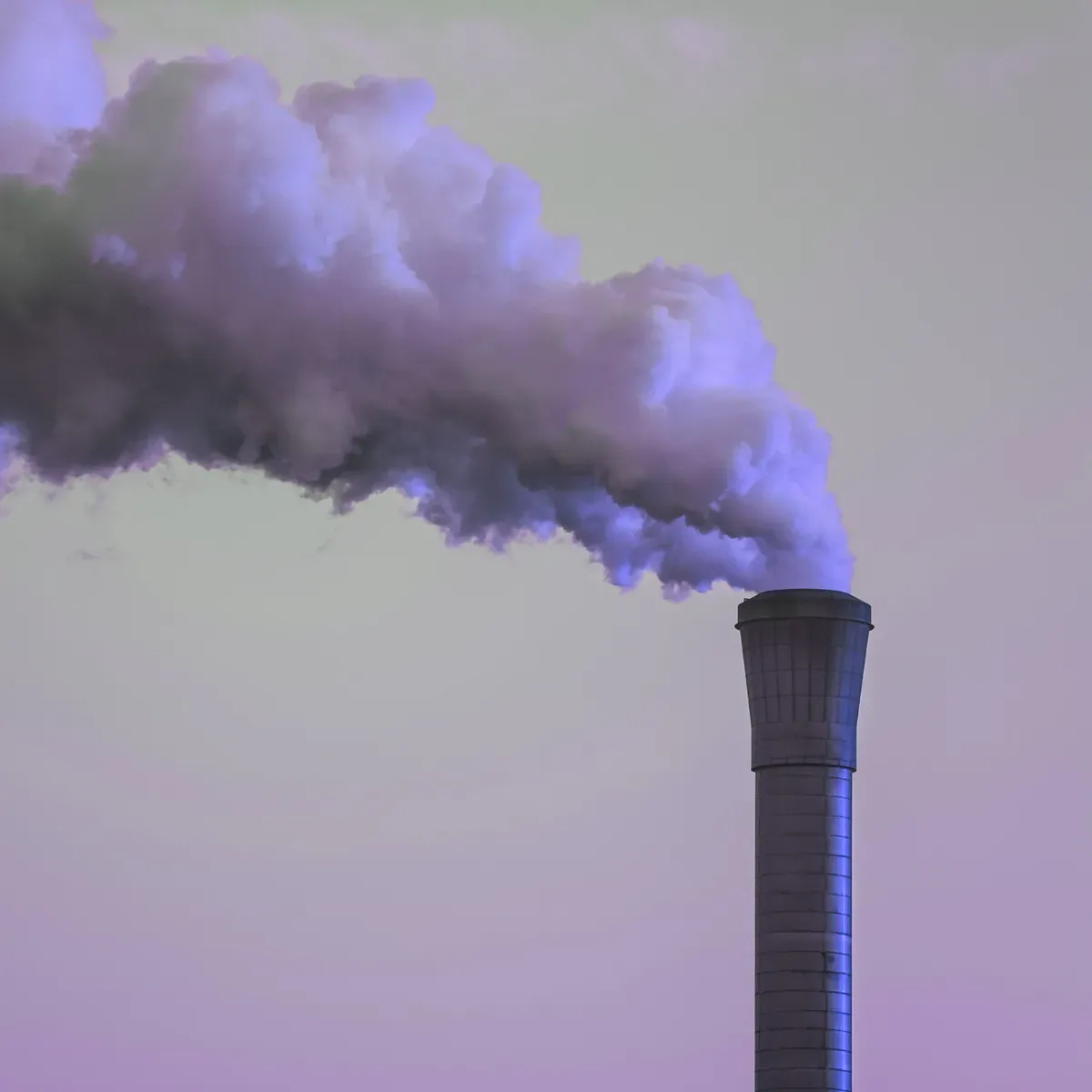 Schornstein stößt eine große Wolke Industrieabgase in den Himmel aus.