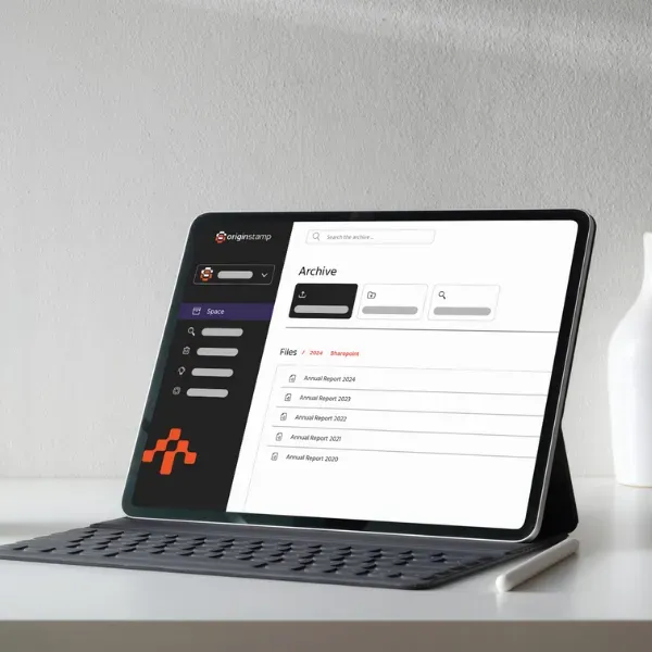 Tablet auf einem Schreibtisch, auf dem die digitale Archivschnittstelle von swiDoc mit Ordnern und Jahresberichtdateien angezeigt wird.