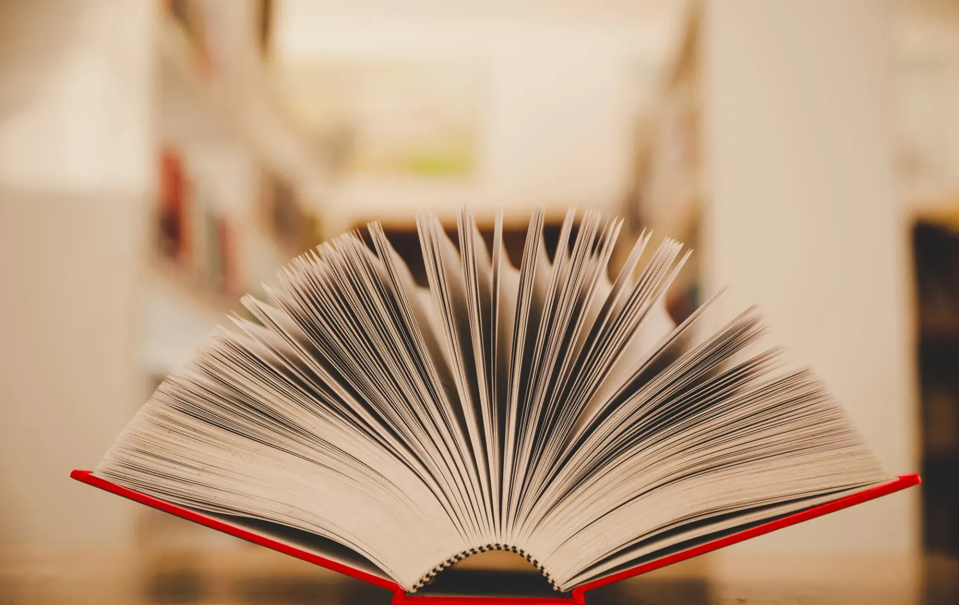 Offen gefächerte Enzyklopädie mit aufgeschlagenen Seiten zur Darstellung von Wissensanordnung