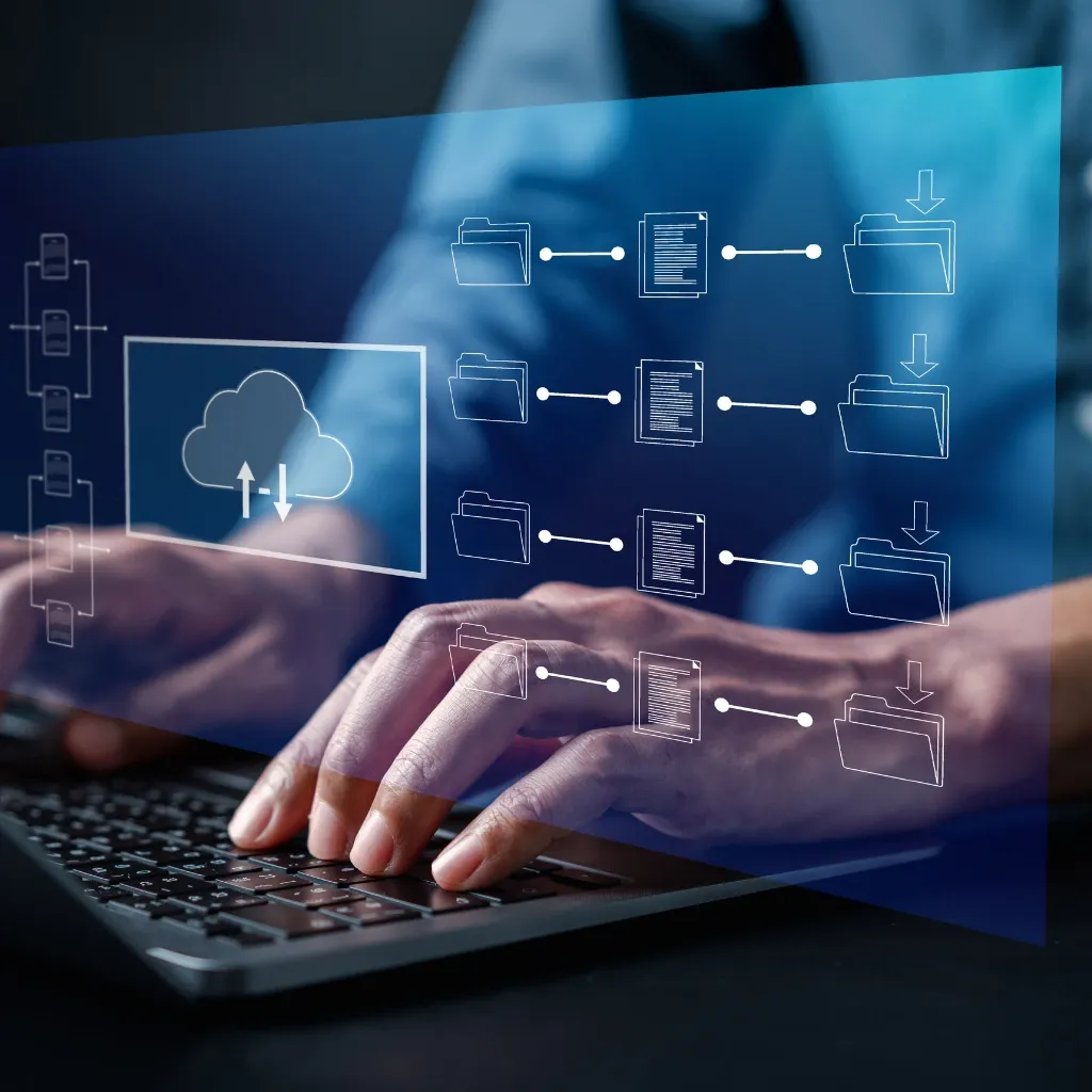 Hände auf Laptop-Tastatur mit digitaler Visualisierung von Cloud-Speicher oder eines digitalen Archivs 