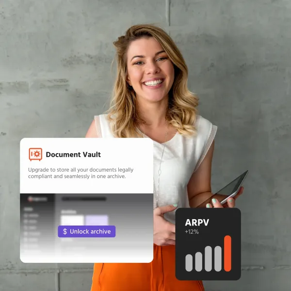 Eine lächelnde Frau hält ein Tablet mit überlagerten UI-Grafiken.