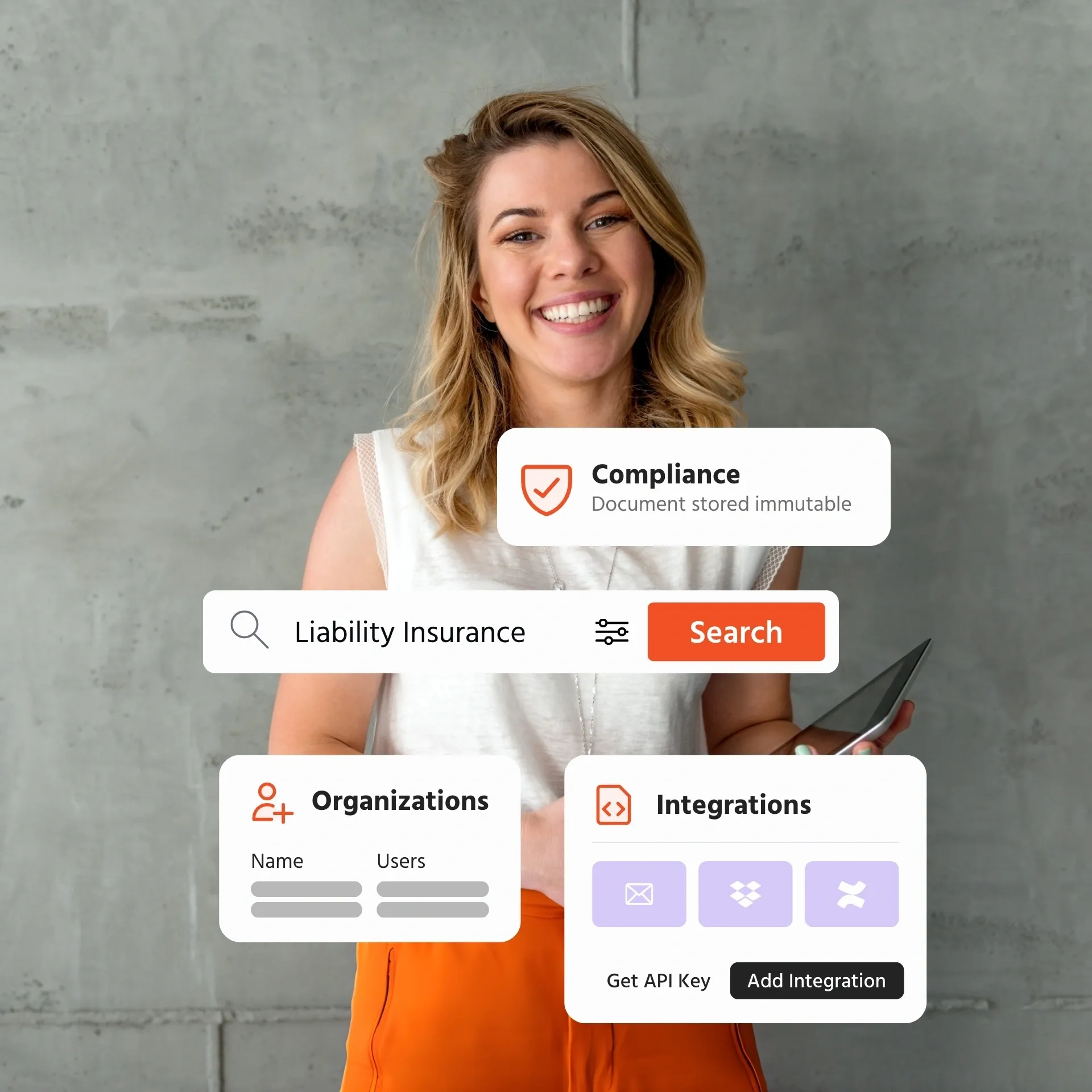 Lächelnde Frau mit einer Software-Oberfläche für Compliance und Integrationen.