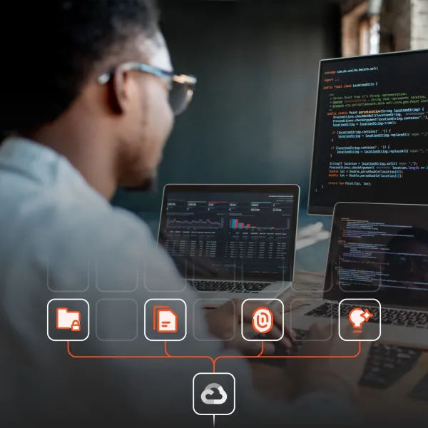 Entwickler betrachtet Code und Daten mit einer Cloud-Dienste-Grafik.