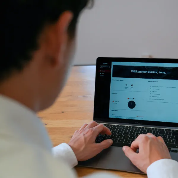Employee working on a laptop in the swidoc dashboard and managing documents digitally.
