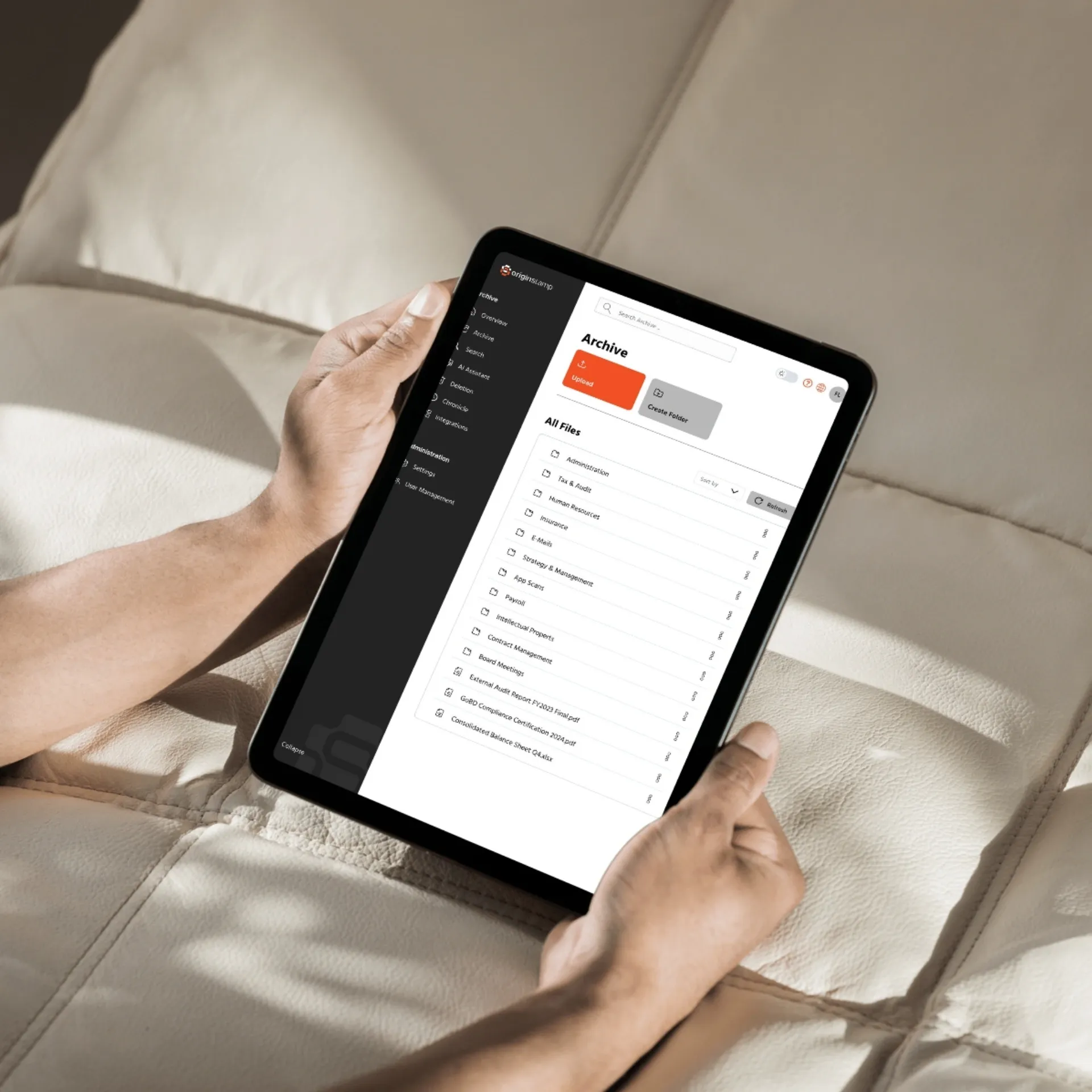 Eine Person hält ein Tablet mit einer digitalen Archiv-Anwendung.