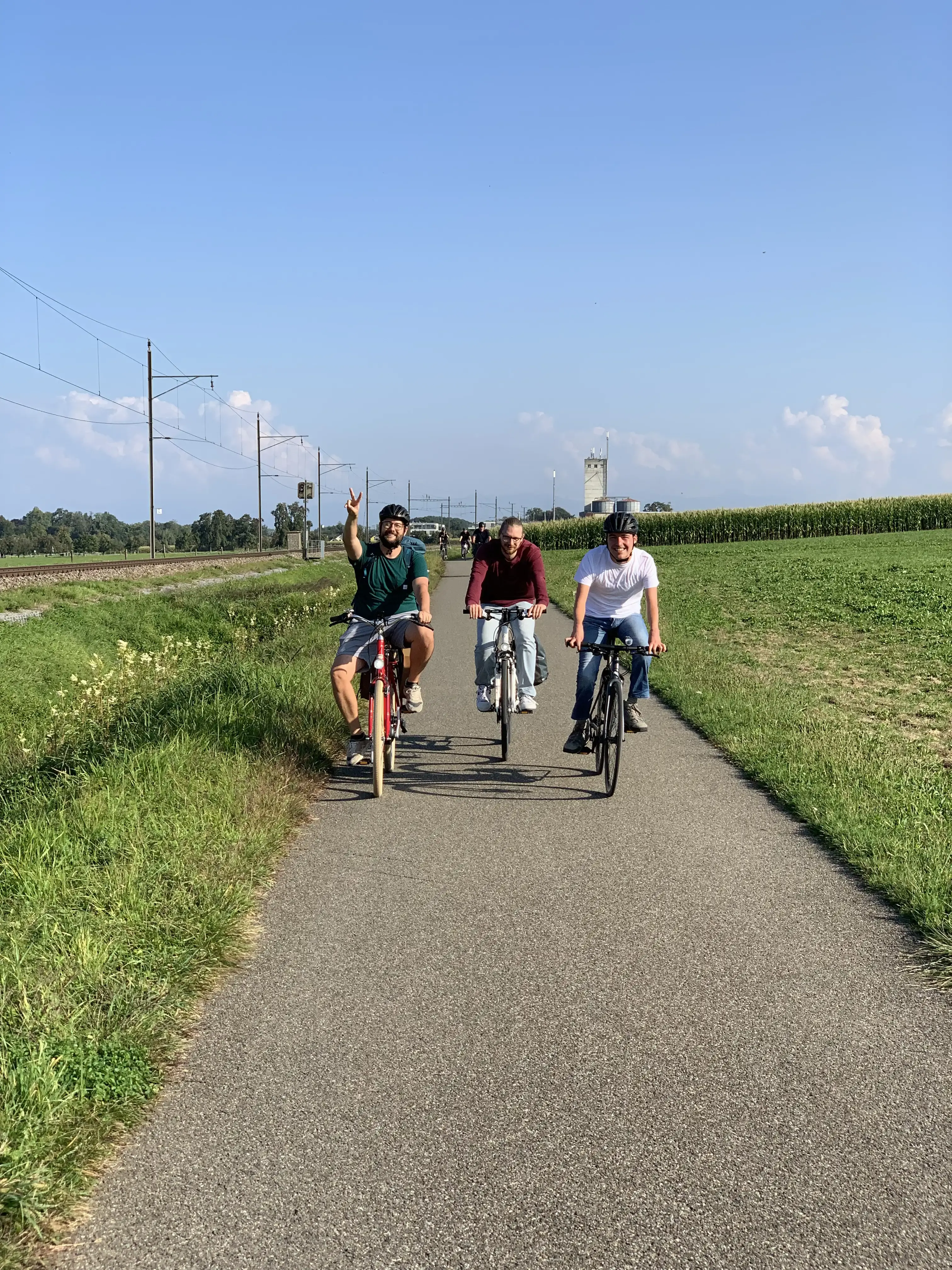 Drei Teammitglieder bei sonniger Radtour am Bodensee – Teambuilding, Bewegung und gute Laune auf dem Arbeitsausflug