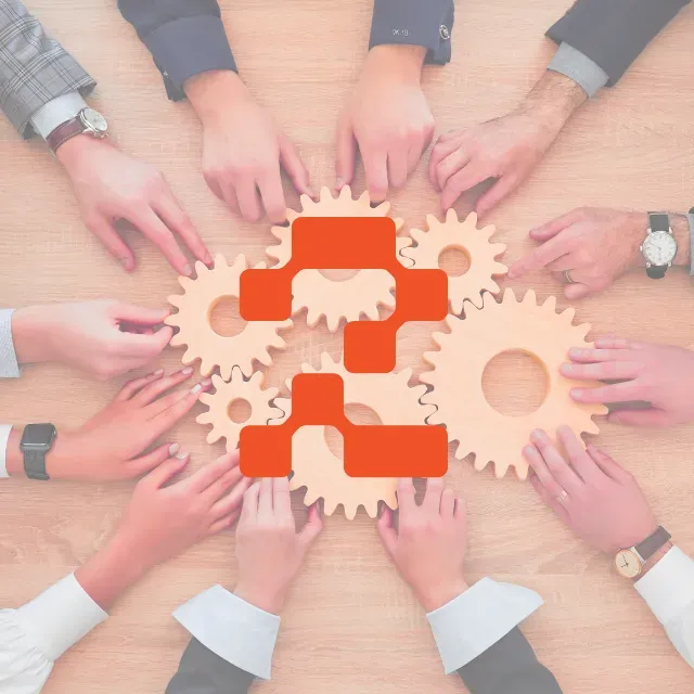 Mehrere Hände greifen gemeinsam nach hölzernen Zahnrädern als Symbol für Zusammenarbeit.