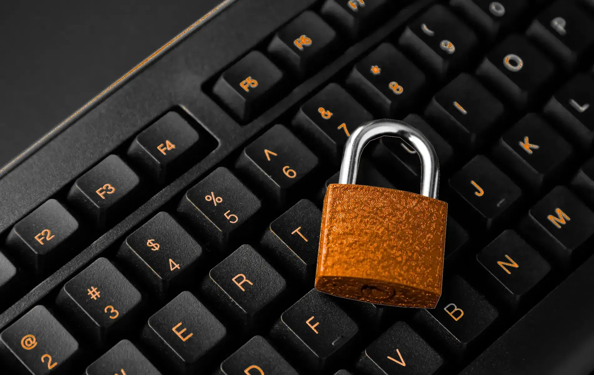 Verschlossene Computertastatur mit Sicherheitsschloss-Symbol als Darstellung für Cybersicherheitsschutz