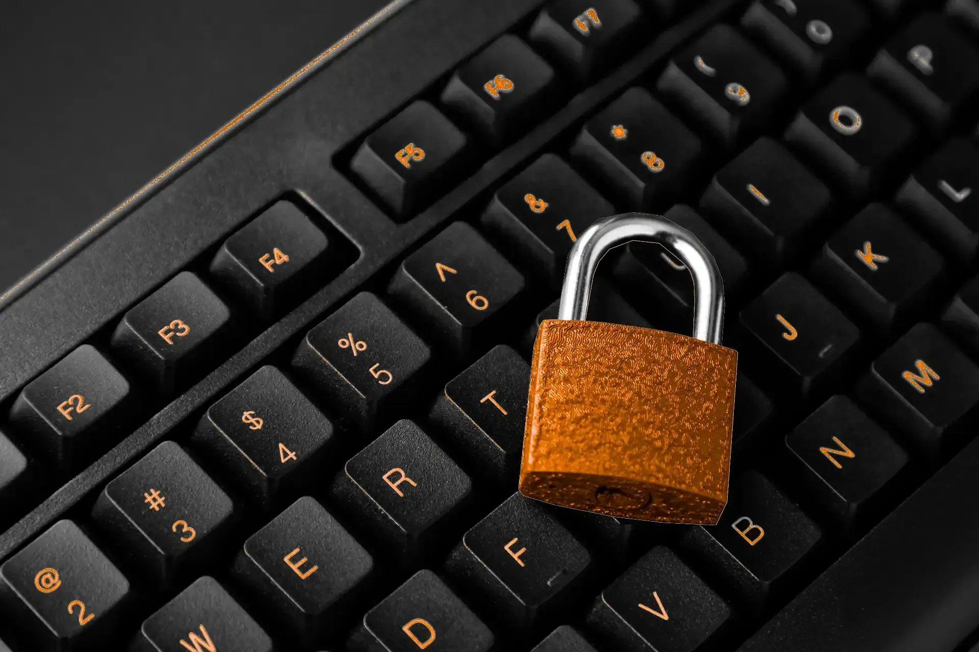 Verschlossene Computertastatur mit Sicherheitsschloss-Symbol als Darstellung für Cybersicherheitsschutz