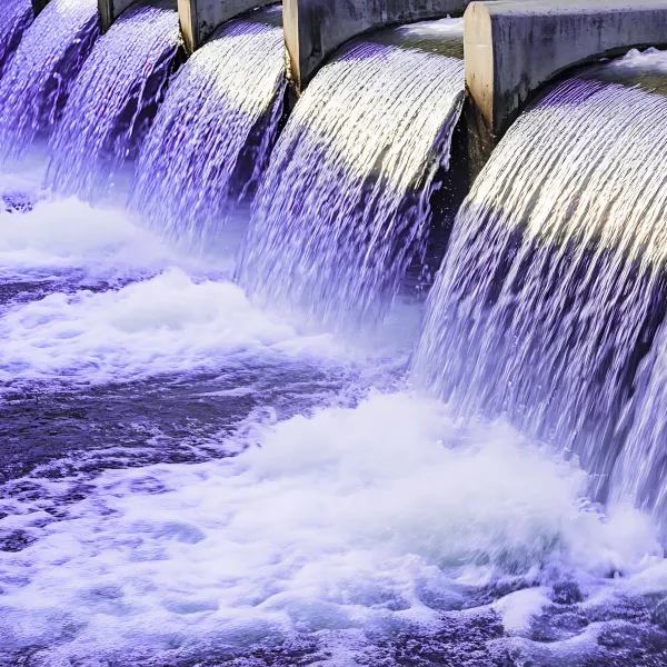 Wasser strömt über mehrere Staustufen eines Wehrs.